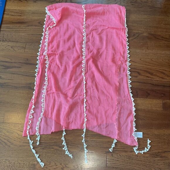 Pink shawl/wrap with white ball fringe - Picture 6 of 8